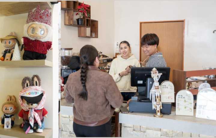 Un café con alma asiática y decenas de Labubus conquista la Cacho