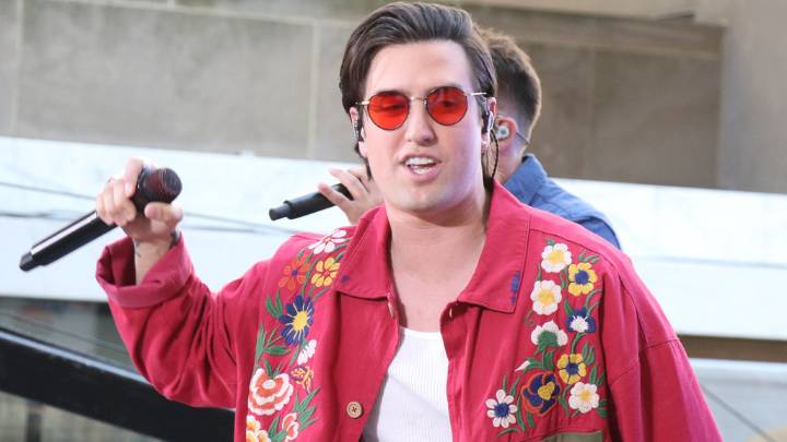 Logan Henderson slices open knee on stage