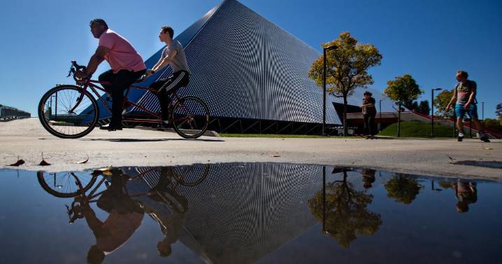 Letters to the Editor: Is now really the time to approve higher pay for Cal State executives?