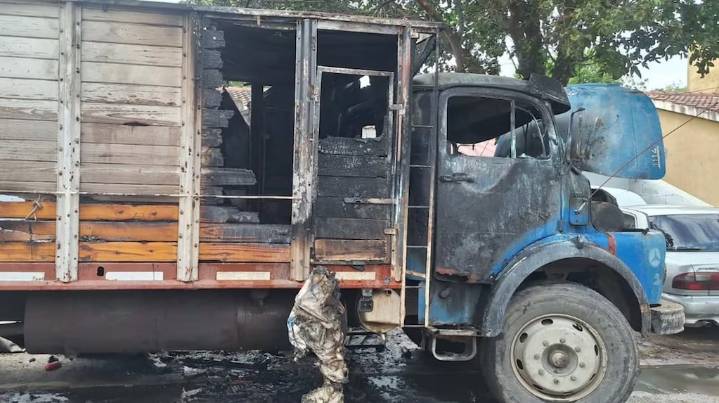 Tragedia en Córdoba: un nene de 4 años murió después de que se incendiara el camión en el que jugaba