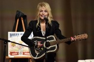 Se ausenta Dolly Parton del Salón de la Fama por salud
