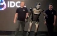 Video.- Un robot humanoide ruso se cae de bruces en su publicitado debut