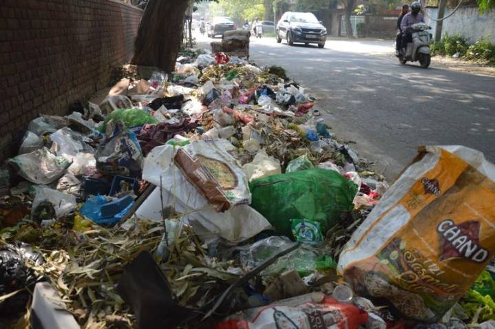 Ludhiana MC starts night patrols to catch those dumping garbage on roads