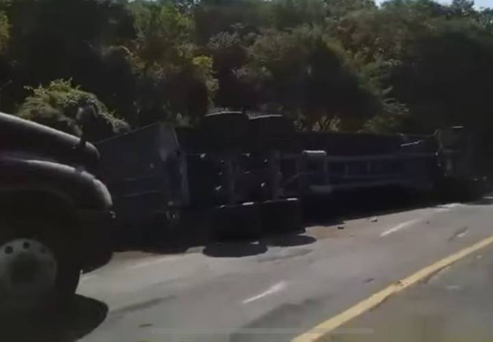 Volcadura de tráiler deja cuantiosos daños materiales en la carretera libre Manzanillo
