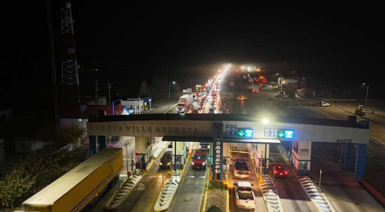 Largas filas en la caseta de Villa Ahumada retrasan a viajeros durante la madrugada