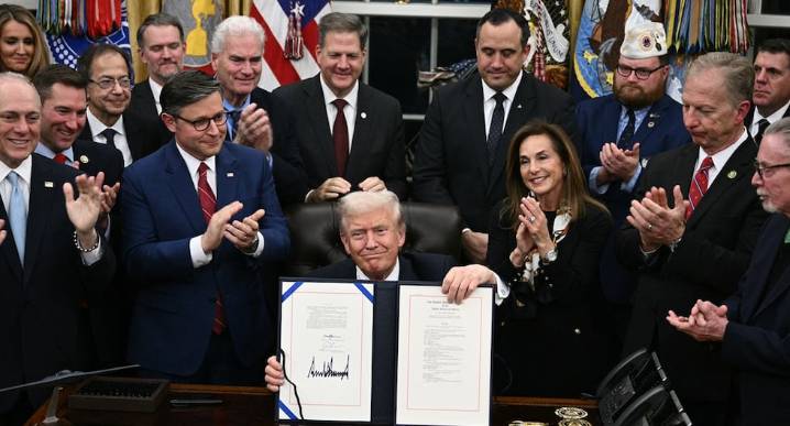 Donald Trump firma la ley que pone fin al cierre de Gobierno más largo de la historia de Estados Unidos | Cámara de Representantes 