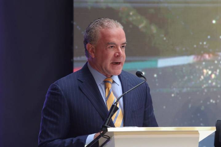 Ordenan detener a Raúl Rocha, dueño de Miss Universo