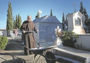 El fraile que lleva 60 años enterrando muertos y ha superado seis ictus