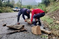 Lluvias provocan deslaves y cierre parcial en la carretera Huazalingo