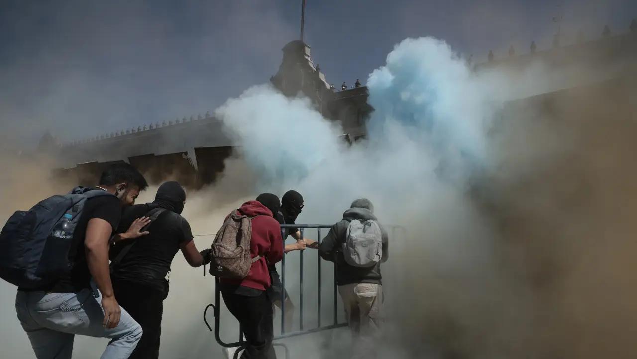 Actos vandálicos por marchas en CDMX le cuestan al comercio 1,439 mdp al año