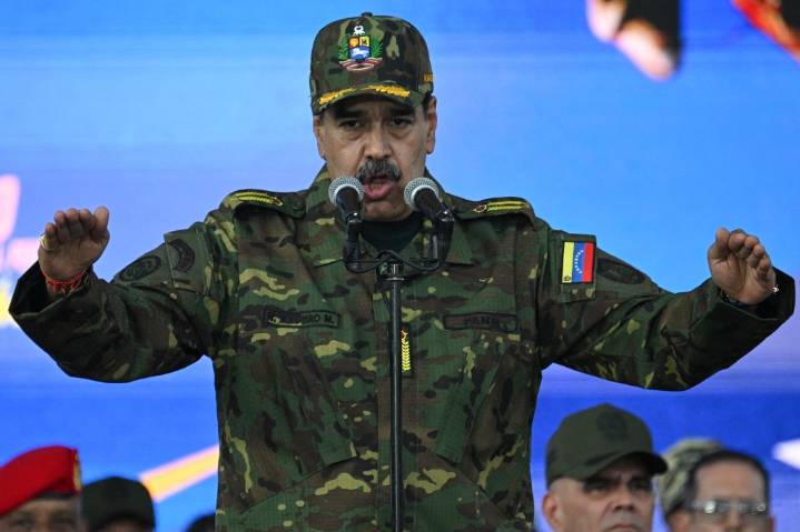 Maduro llama a sus Fuerzas Armadas a estar "alertas" ante la "guerra psicológica" de EE. UU.