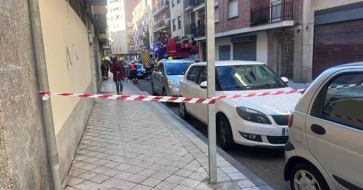 Cortan la calle Valle Inclán para coches y peatones por una comprobación de humo en un edificio