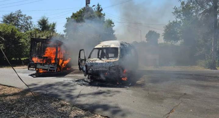 Narcobloqueos e incendios de vehículos paralizan carreteras de Michoacán