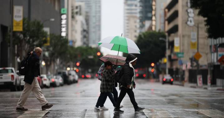 Una tormenta azota el sur de California y se esperan lluvias récord este fin de semana.