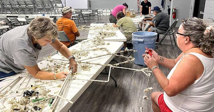 Team effort revives Toms Brook's holiday decorations