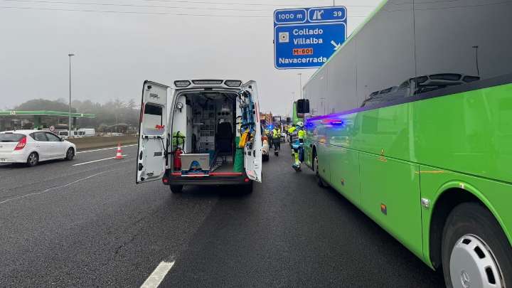 Varios heridos en un accidente múltiple con un camión y un autobús implicados en Collado Villalba, Madrid