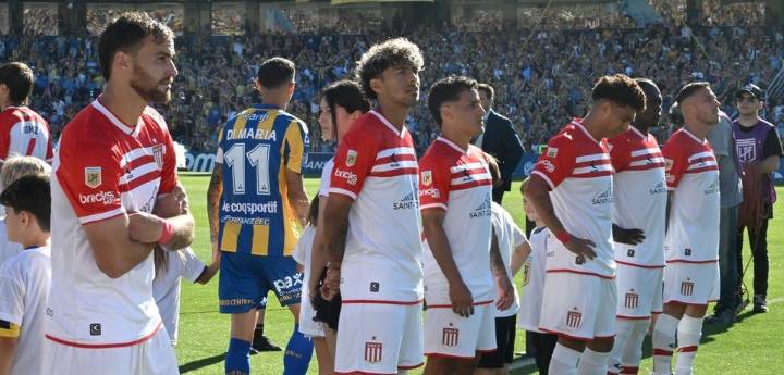 Estudiantes realizó un polémico pasillo de espaldas a Rosario Central