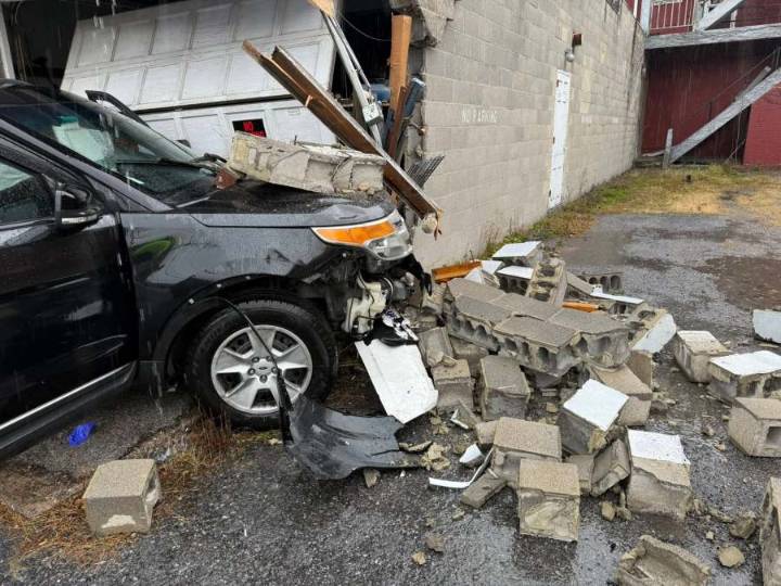 SUV crashes into Tyrone building, injuries reported