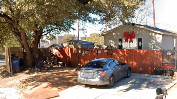 Rescataron a una mujer que estaba encadenada y herida en el patio de una casa en Texas
