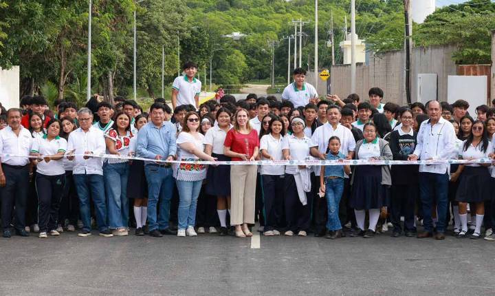 Atenea Gómez Ricalde inaugura nueva calle de acceso al Colegio de Bachilleres en Ciudad Mujeres