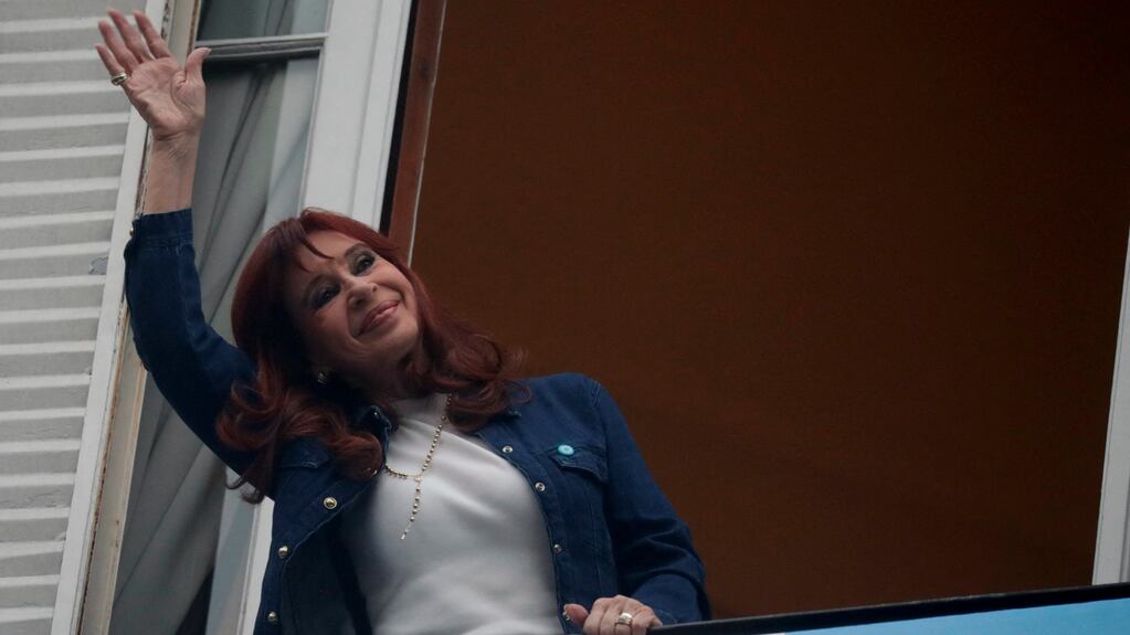 Con duras críticas al Gobierno, Cristina Kirchner volvió a hablar desde su casa: "A la Argentina la están liquidando"