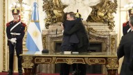 Manuel Adorni juró como jefe de Gabinete En una ceremonia breve en el Salón Blanco, Javier Milei le tomó juramento a Manuel Adorni, quien reemplaza a Guillermo Francos. Estuvieron presentes los princi