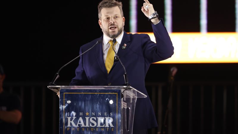 ¿Quién es Johannes Kaiser, el libertario ultraderechista que quiere ganar las presidenciales en Chile?
