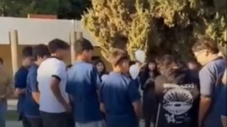 Globos y un minuto de silencio: así despidieron al chico que murió tras la caída de un arco