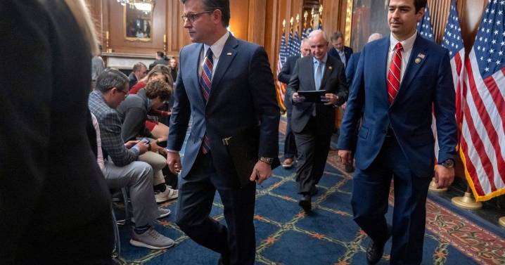 Senate approves bill to end the shutdown, sending it to the House