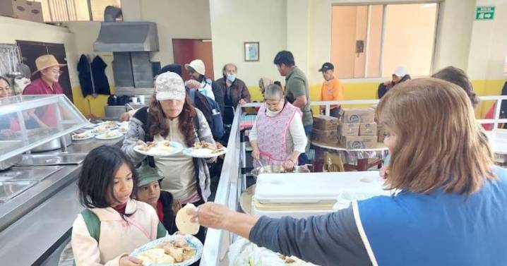 Van a la Casa de los Pobres para calmar su hambre