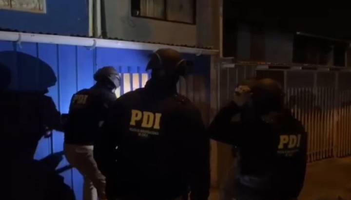 Detienen a delincuentes que se hicieron pasar por policías para asaltar a una familia en San Antonio