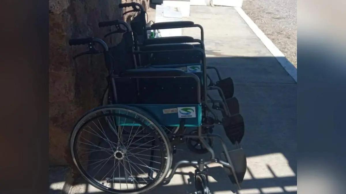 Disponen sillas de ruedas para movilidad en panteones de Parral durante Día de Muertos