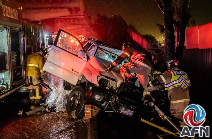 Rescatan a conductor prensado en volcadura junto al muro fronterizo