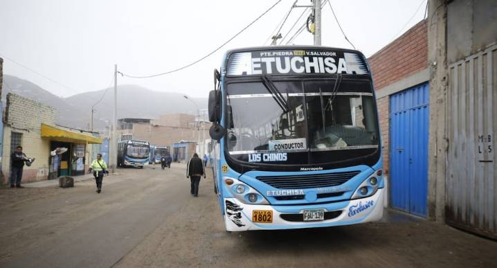 Bus ‘El Chino’ es atacado a balazos por dos sujetos en moto en límite entre Villa El Salvador y VMT 