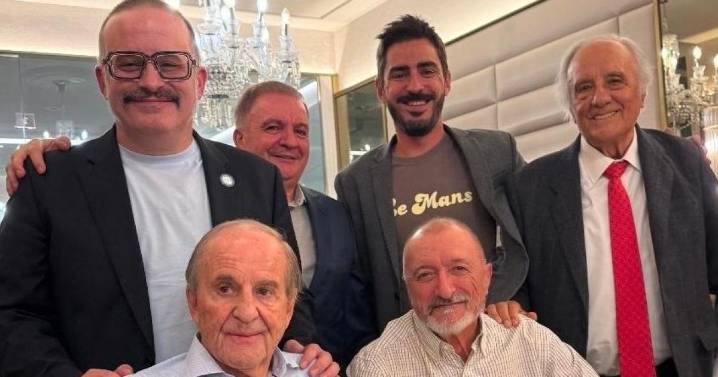 El regalo de Pérez-Reverte a José María García por su 82º cumpleaños: «Pequeño, pero indestructible»