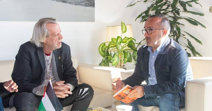 El PSOE pone a un cantautor a enseñar en colegios poesía sobre la represión franquista en Extremadura