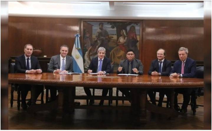 Neuquén y Santa Cruz firmaron con la Nación la quita de las retenciones al petróleo