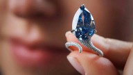 Esta fue la millonaria suma por la que subastaron un diamante azul "de pureza excepcional" en Ginebra