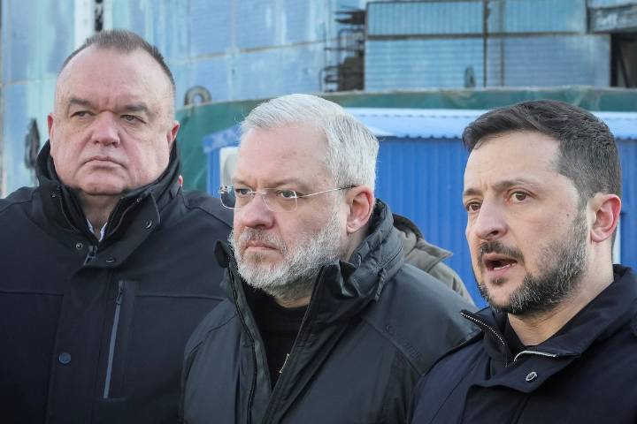 Ukrainian President Zelensky calls for dismissal of two ministers in $140