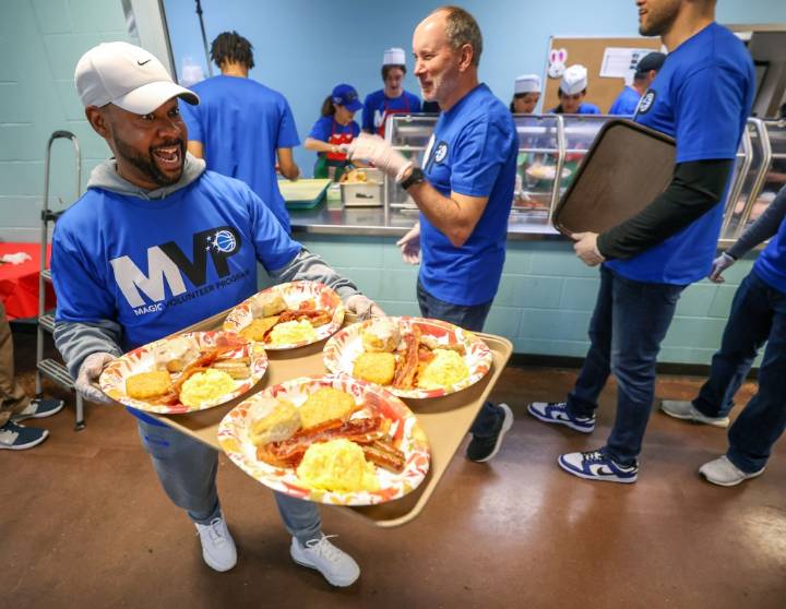 Pictures: Orlando Magic serves Thanksgiving at coalition for 33rd year