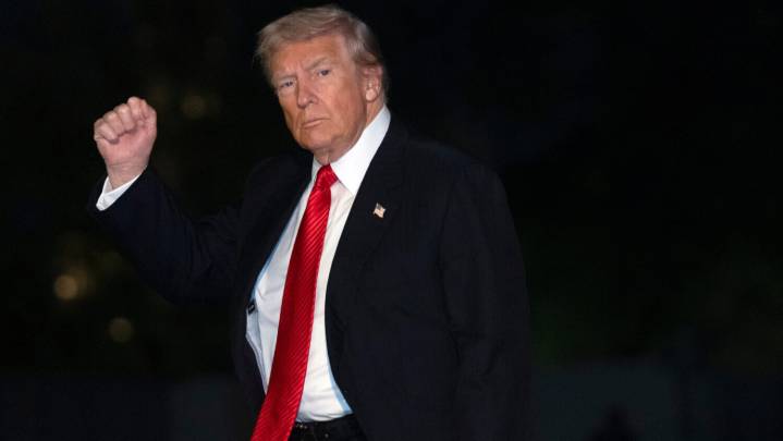 Trump says he 'won't be extorted' by Democrats, shuns negotiations as shutdown drags on