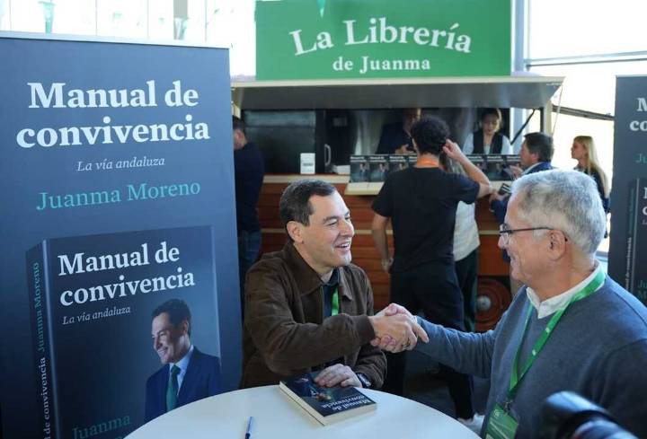 Moreno firma el Manual de convivencia en un acto acompañado por militantes
