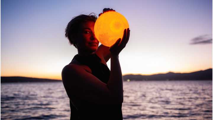 ¿Cuándo cortarse el pelo en noviembre 2025? Calendario lunar para una melena fuerte y saludable
