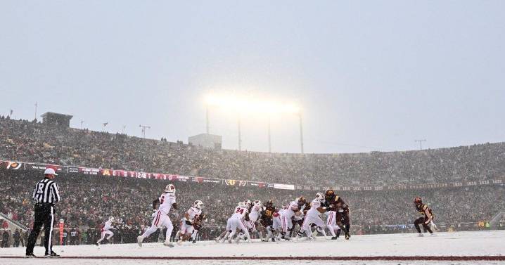 Minnesota keeps Paul Bunyan's Axe with a 17-7 win in the snow over Wisconsin