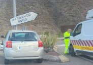 Un coche se empotra contra una señal en la rotonda de Las Brujas, en Las Palmas de Gran Canaria