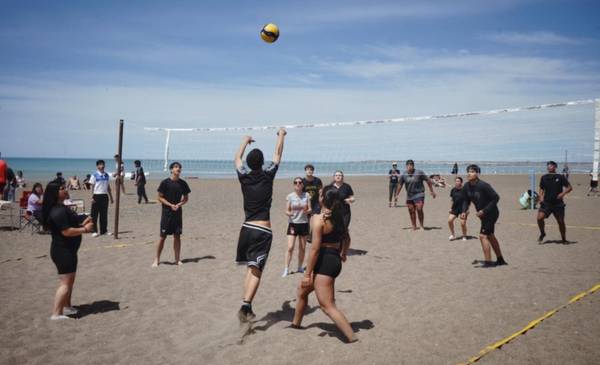 Intercapital 2025: Estudiantes participaron de la segunda jornada de competencias en vóley mixto