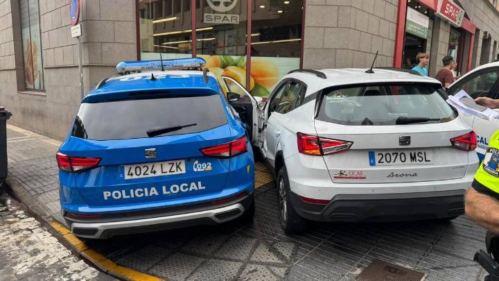 Dos ladrones estampan un coche robado contra un supermercado tras su segunda fuga en 10 horas en Gran Canaria
