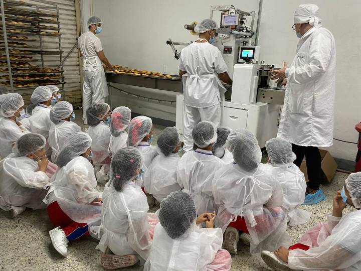 Con talleres lúdicos y prácticos, estudiantes aprenden a conocer el rol sanitario del Invima en la salud pública del país