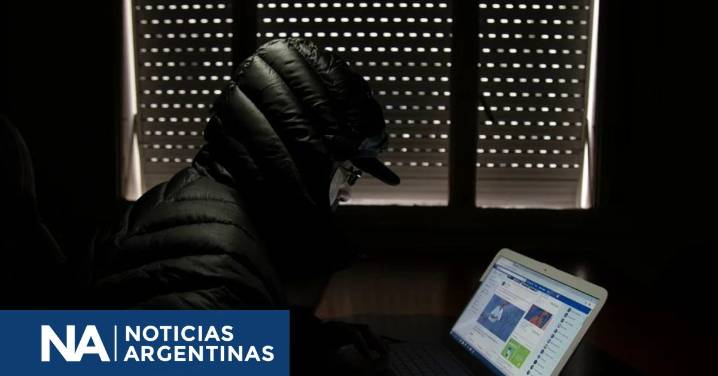 Imputaron a un acusado de filmar a jóvenes en el baño gracias a un falso programa de becas