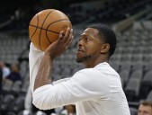 Spurs' De'Aaron Fox plans to make season debut Saturday vs. Pelicans: Source